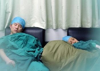 图展又是夜深入静时揭示医生的辛苦