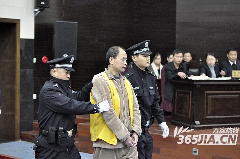 安医大二附院伤医案被告人当庭翻供,称“砍人是为了引起院长的重视”.