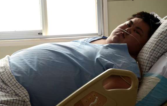 图600斤男子因肥胖住院10余人抬不动