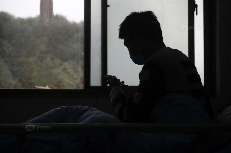 图为小明(化名)穿着自己喜欢的睡衣在病床上输