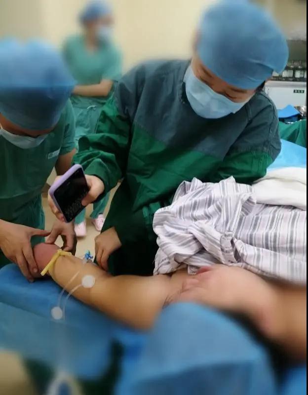 吴医生技术娴熟地扎好了腰硬麻醉,根据身高体重给足了药量后,手术顺利